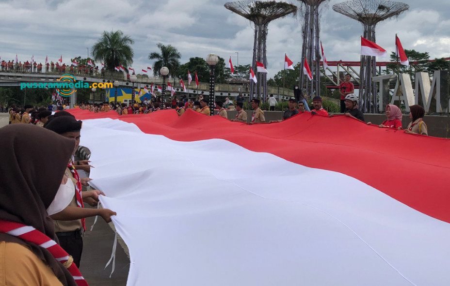 Semarak HUT Ke 77 Kemerdekaan RI Pemkab Bentangkan Bendera Raksasa Di