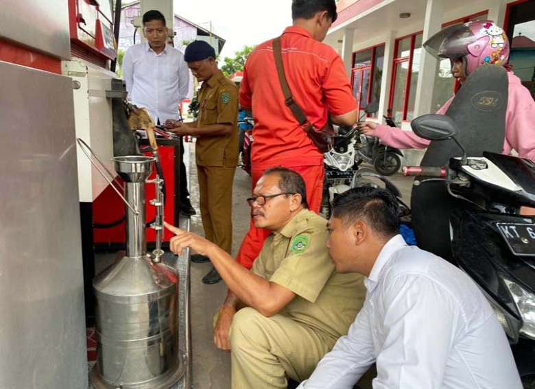 Polres - Disperindag Kukar Lakukan Pengecekan Volume Alat Takar SPBU
