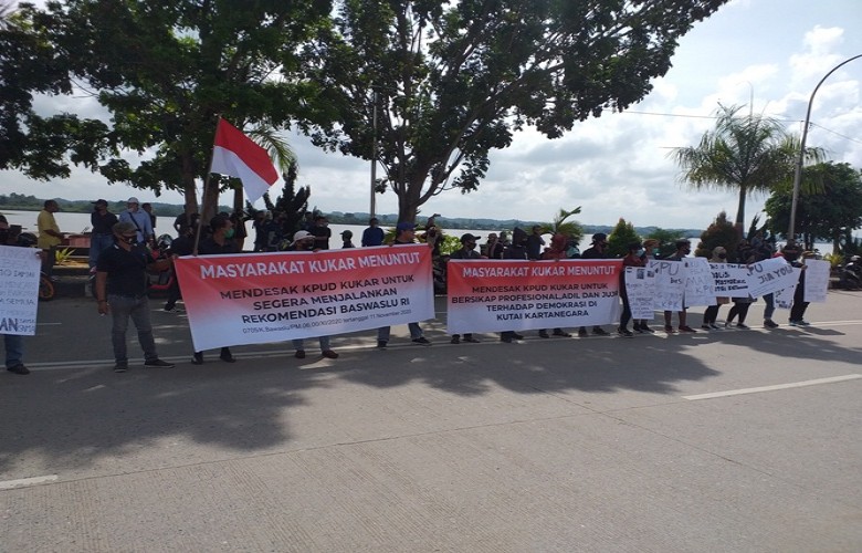 Aliansi Masyarakat Kukar Bersatu Gelar Demo, KPU Diminta Segera Jalankan Rekomendasi Bawaslu RI
