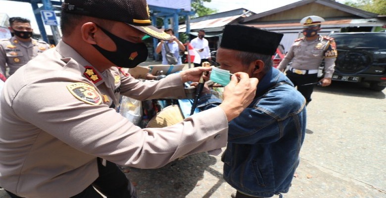 Polres Kukar Kampanye Penggunaan Masker dan Bagikan Sembako