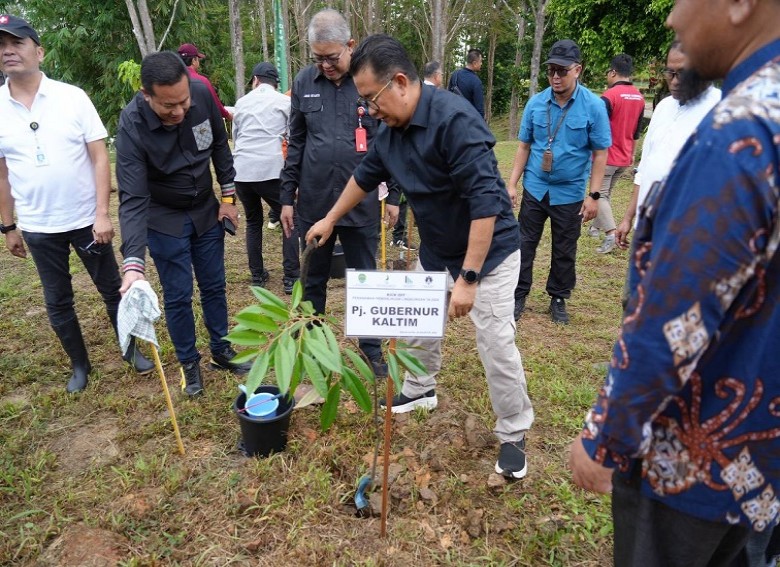 Pj Akmal Bersama Santri Pompes Hidayatullah Lakukan Penanaman