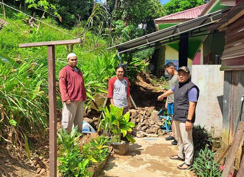 7 Rumah Terdampak Longsor di RT 35 Gunung Pegat Kelurahan Melayu, 5 Diantaranya Rusak Berat