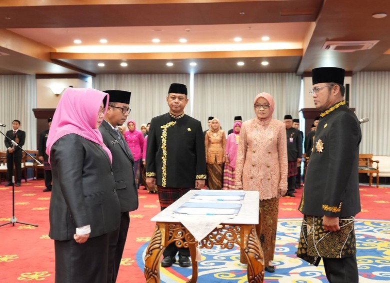 Lantik 11 Pejabat Administrator dan Pengawas, Gubernur Rudy: ASN Harus Jadi Pelopor Pelayanan Publik Berkualitas dan Berintegritas