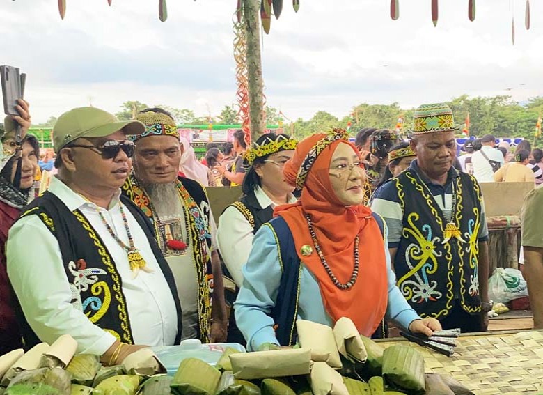 Bupati Sri Juniarsih Mas Resmi Tutup Rangkaian Festival Budaya Meja Panjang Kampung Merasa