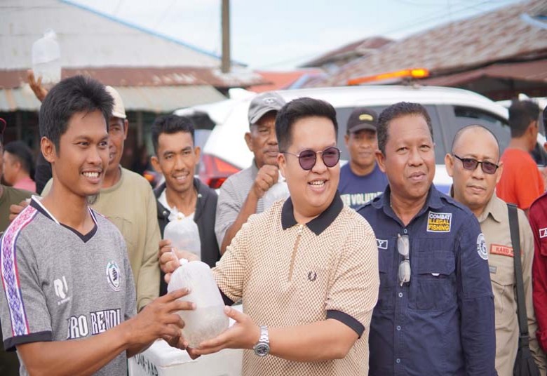 Masyarakat Muara Badak Terima Bantuan Perahu Hingga Bibit Udang dari Pemkab Kukar