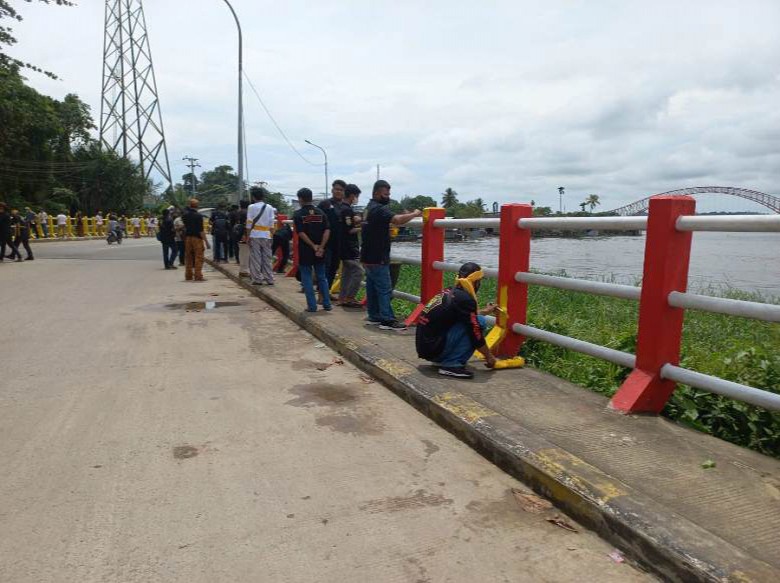 Warga Adat Remaong Kutai Berjaya Lakukan Pengecatan Jembatan dengan Warna Kuning