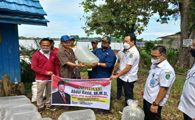 Ketua DPRD Kukar Serahkan Bantuan Benih Ikan dan Keramba Jaring Apung kepada Warga Desa Perjiwa