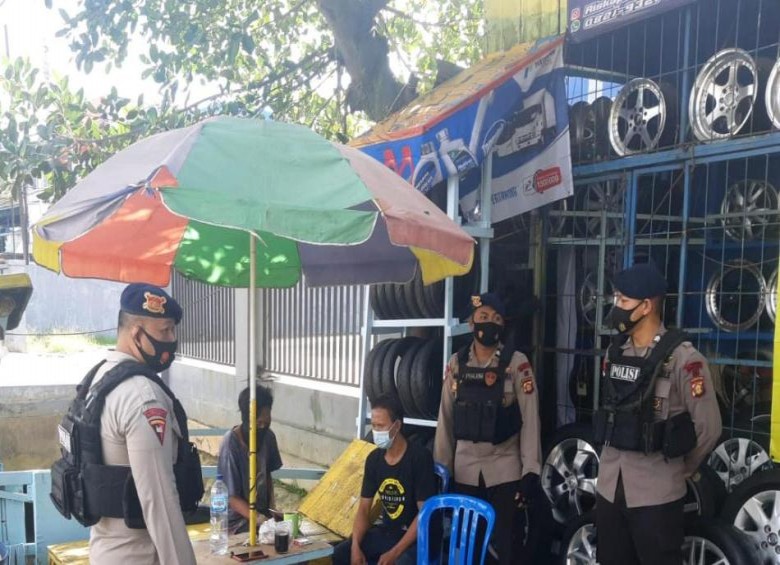 Patroli Sambang, Brimob Polda Kaltim Ajak Masyarakat Balikpapan Jaga Kamtibmas dan Laksanakan Prokes