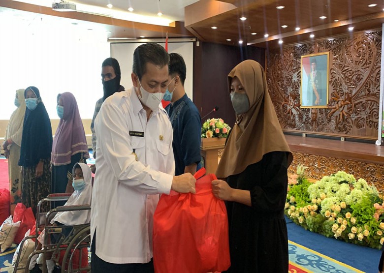 Serahkan Bapokting SKK Migas Bagi Masyarakat Tak Mampu,Wagub : Kalau Semua Perusahaan Peduli Tak Ada Rakyat Miskin