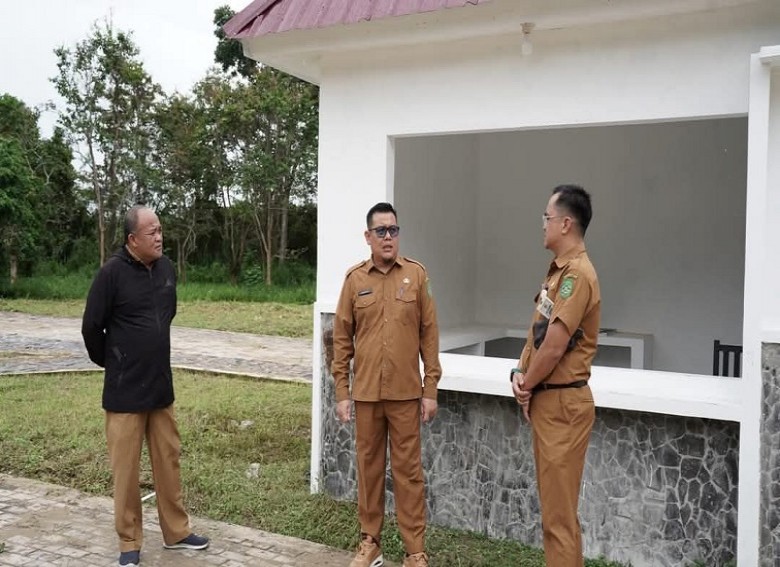 Plt Kadispar Kukar Tinjau Pulau Kumala, Targetkan Sarana Dapat Digunakan Sepenuhnya Tahun Depan
