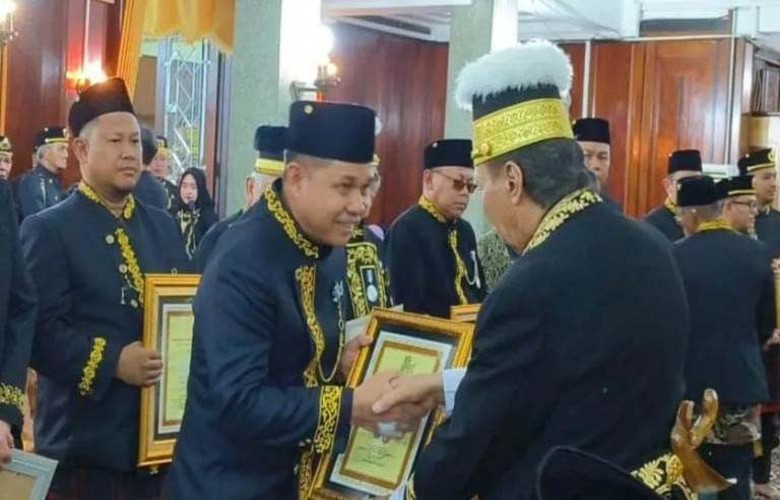 Joni Dianugerahi Gelar Tumenggung Panji Kelana dari Sultan Kutai Kartanegara