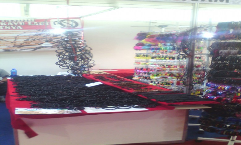 Kerajinan Gelang dan Cincin “Laris Manis” di Expo Erau