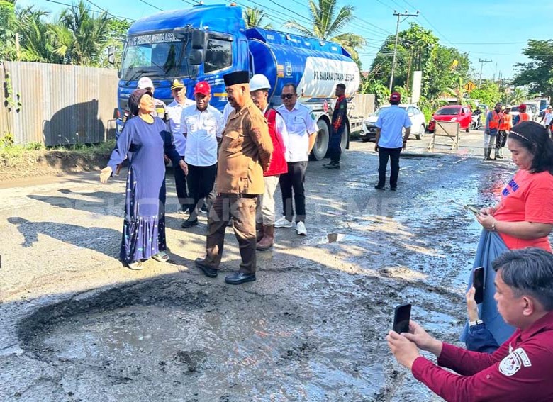 Bupati Edi Tinjau Jalan Berlubang dan Longsor di Loa Kulu