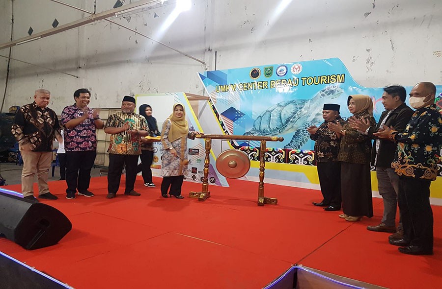 Bupati Sri Juniarsih Buka Pameran UMKM Berau Tourism Center