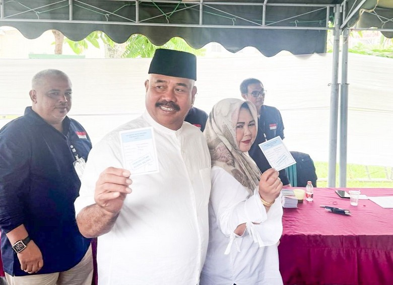Tunaikan Hak Pilih, Bupati Edi Damansyah Nyoblos di TPS 22 Kelurahan Timbau