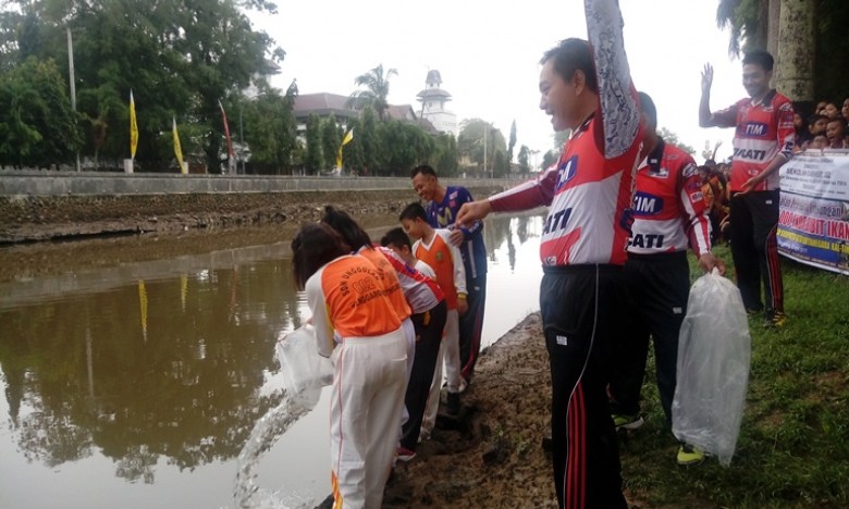 SDN 002 Tenggarong Lepaskan Seribu Bibit Ikan Patin