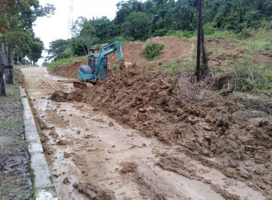 Dinas PU Kukar Lakukan Pengerukan Tanah Longsor Jalan Ahmad Dahlan