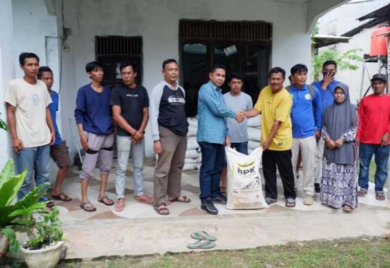 Sentuhan Peduli Ketua DPRD Kutim, Bantuan Pupuk NPK Menggairahkan Petani Desa Sekerat