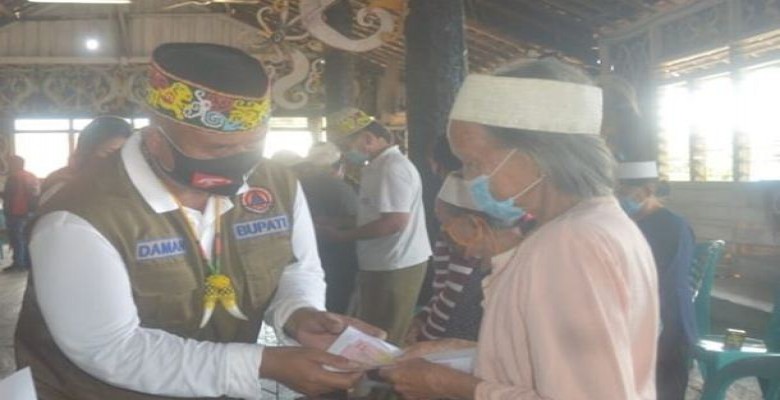 Bupati Kukar Serahkan BLT-DD kepada 119 KK di Loa Kulu
