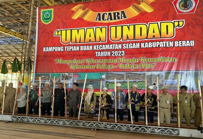 Bupati Sri Juniarsih Hadiri Acara Uman Undad, Pesta Panen Masyarakat Adat Dayak