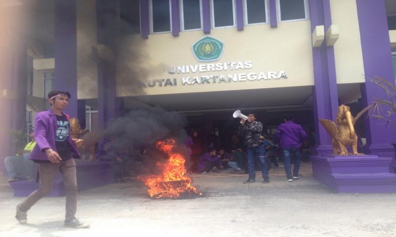 Mantan Rektor Unikarta Didemo Ratusan Mahasiswa