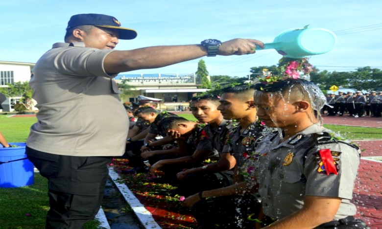 Polres Kukar Gelar Upacara Kenaikan Pangkat, 90 Personel Disiram Water Canon