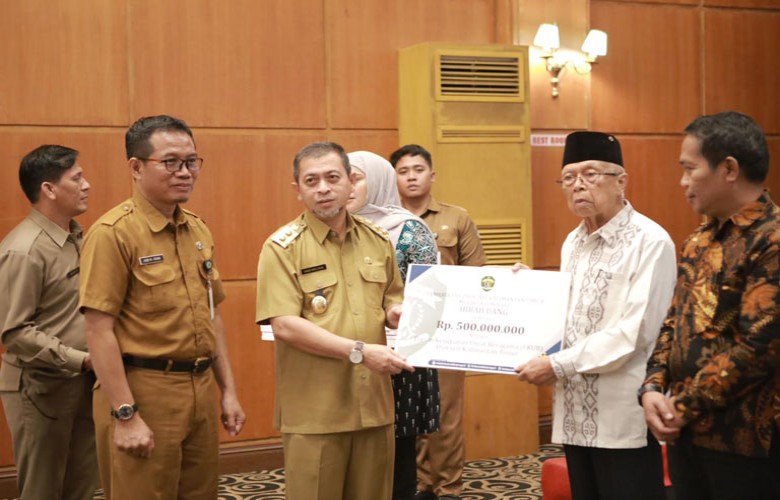 Wagub Hadi Mulyadi Serahkan Hibah Dana senilai Rp39 Miliar