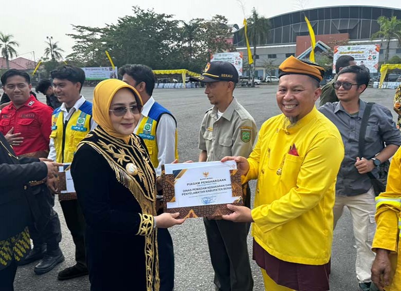 Pemkab Berikan Penghargaan Kepada Petugas Terdepan Penanganan Kahutla di Perayaan Hari Jadi Kabupaten Berau