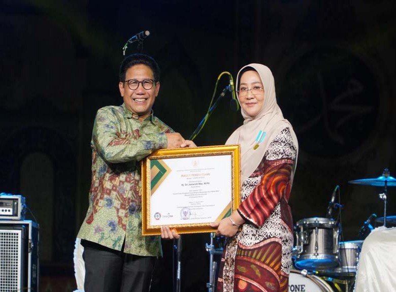 Bupati Sri Juniarsih Mas Terima Anugerah Lencana Bhakti Ekonomi Desa