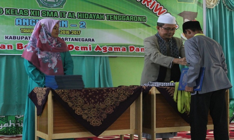 Pelepasan SMPIT dan SMAIT Al-Hidayah Tenggarong, Santri Diharapkan Amalkan Ilmu yang Didapat