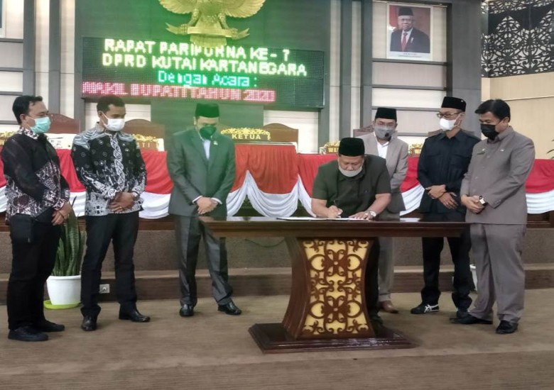 Gelar Paripurna, DPRD Kukar Umumkan Penetapan Bupati dan Wakil Bupati Terpilih