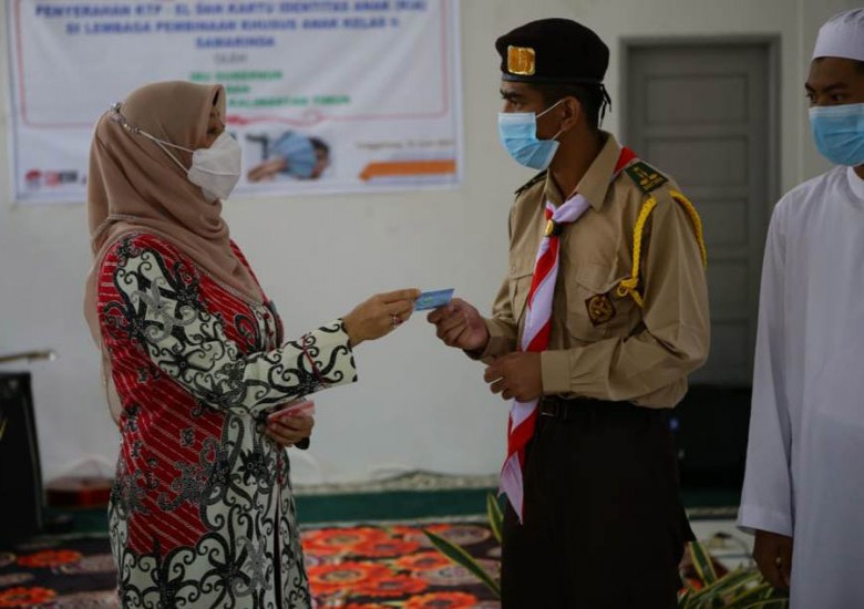 Ketua TP PKK Kaltim Norbaiti Serahkan KIA dan KTP untuk Anak di LPKA