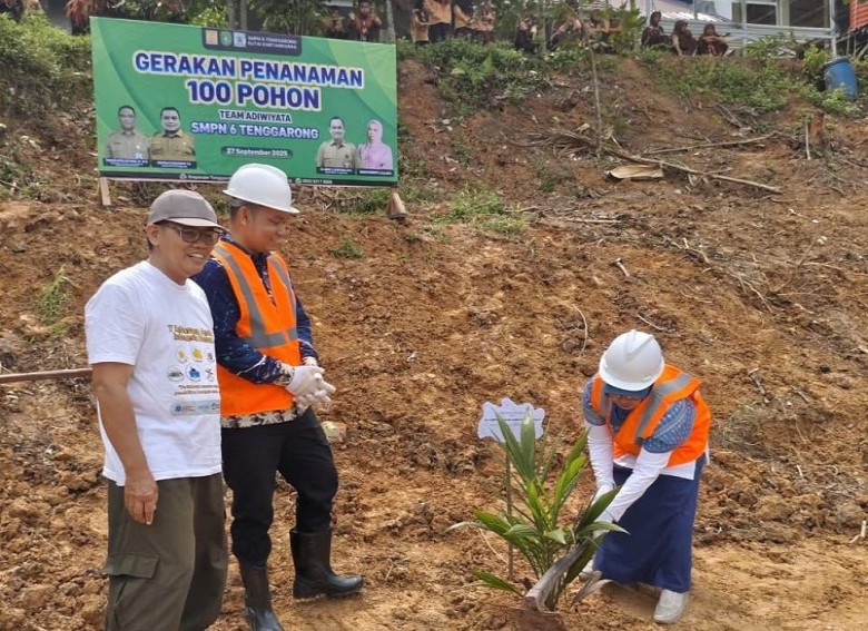 SMPN 6 Tenggarong Hijaukan Lingkungan dengan 100 Pohon Baru
