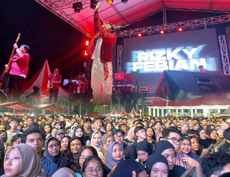 Tampil Memukau, Rizky Febian Meriahkan Malam Syukuran HUT RI Ke-79 di Kota Tenggarong