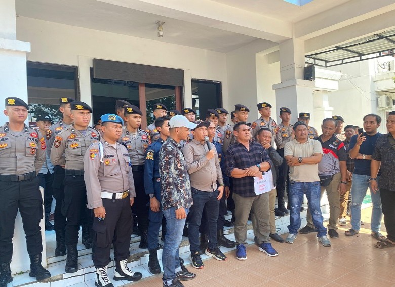 Identitas Dicatut dalam Dukungan Bacalon Perseorangan, Aliansi Mantik Kukar Gruduk KPU