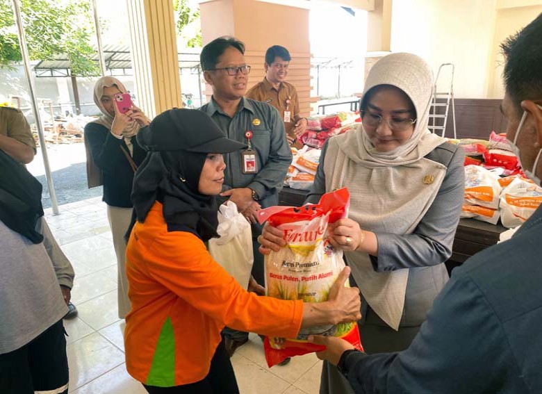 Bupati Sri Juniarsih Berikan Bingkisan Lebaran untuk Ratusan Petugas Kebersihan