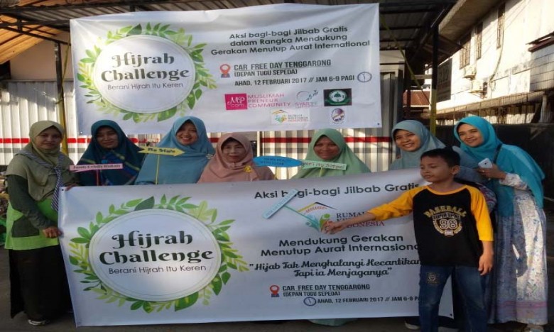 MPCOM Bagikan Jilbab Gratis di CFD