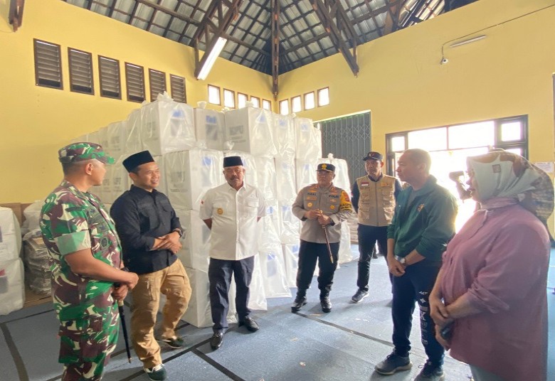 Monitoring Persiapan Pemilu, Bupati Edi Damansyah Kunjungi Gudang Pendistribusian Logistik KPU Kukar