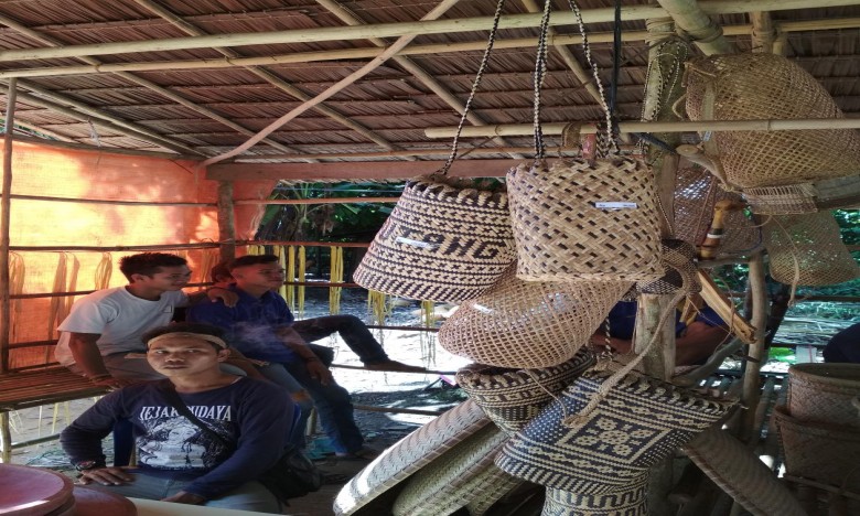 Kerajinan Tangan Anjat, Ternyata Bisa Ditemui di Desa Kedang Ipil 