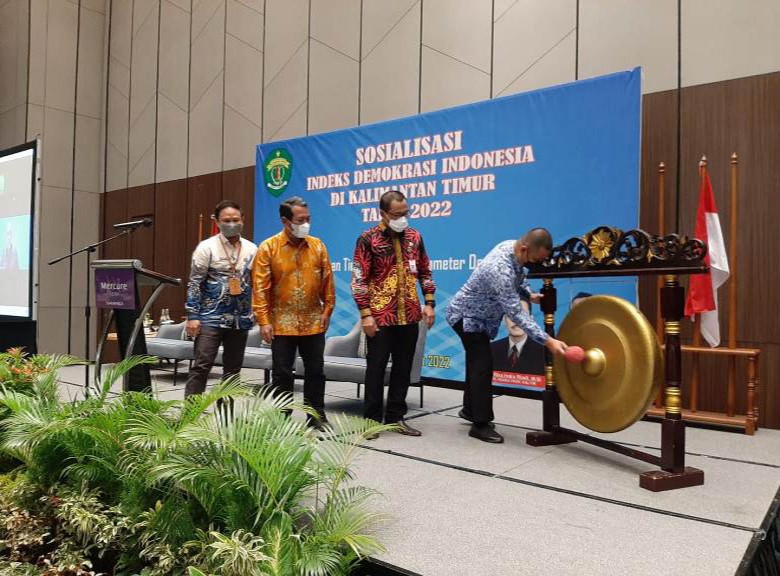 Buka Sosialisasi Indeks Demokrasi Indonesia di Kaltim, Deni: Kaltim Layak Menjadi Barometer Demokrasi Secara Nasional