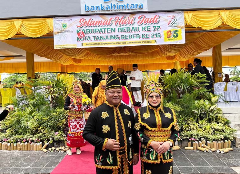 Wabup Gamalis Kenakan Baju Adat Bajau di Peringatan HUT Kabupaten Berau dan Kota Tanjung Redeb