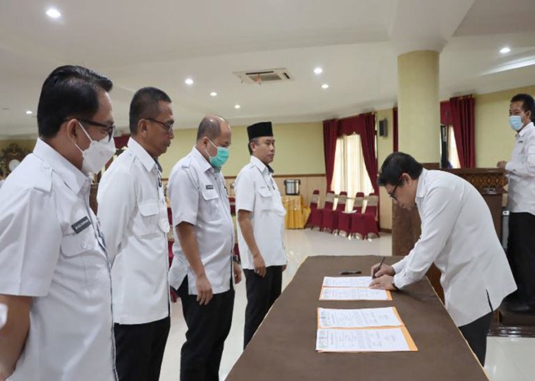 HM Ridha Darmawan Pimpin Sertijab Pejabat Sekretariat DPRD Kukar