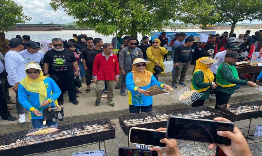 Ribuan Warga Meriahkan Kegiatan Manutung Jukut 2023