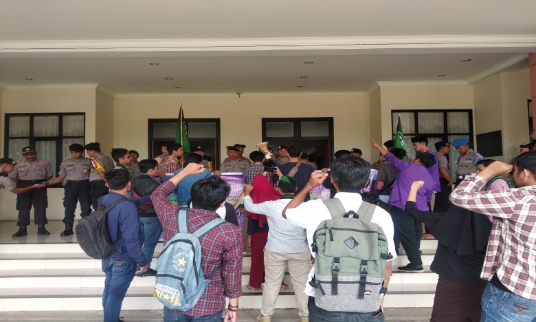 DPRD Kukar Terima Unjuk Rasa Mahasiswa Terkait Lubang Tambang PT Tanito