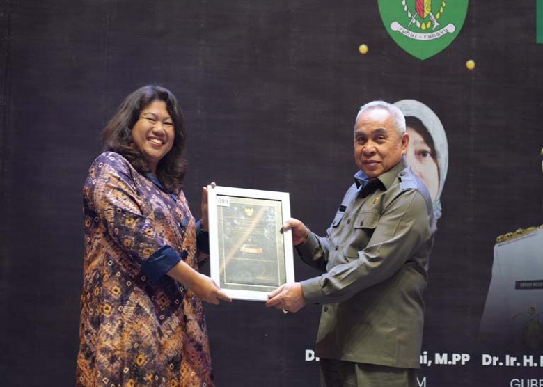 Gubernur Serahkan Sertifikat Proper Lingkungan Hidup Kepada Perusahaan