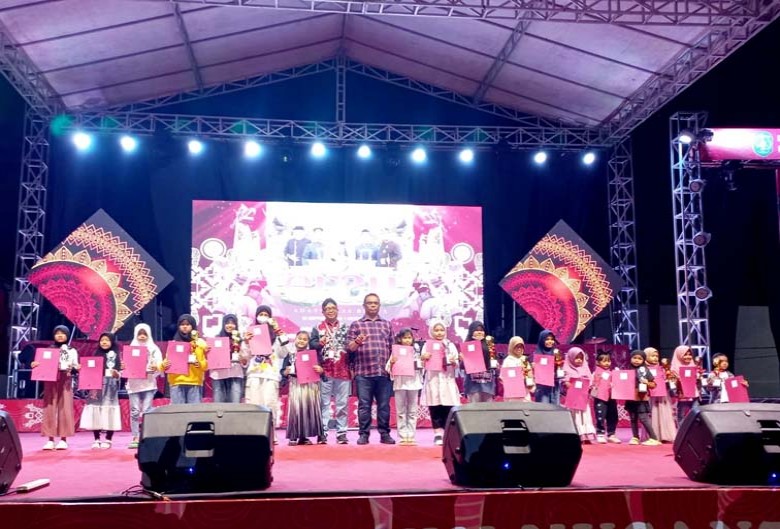 Kadisdik Kukar Serahkan Penghargaan Kepada Pelajar dan OPD
