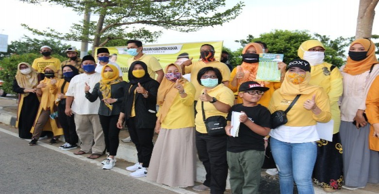 DPD Partai Golkar Kukar Bagi-bagi Takjil
