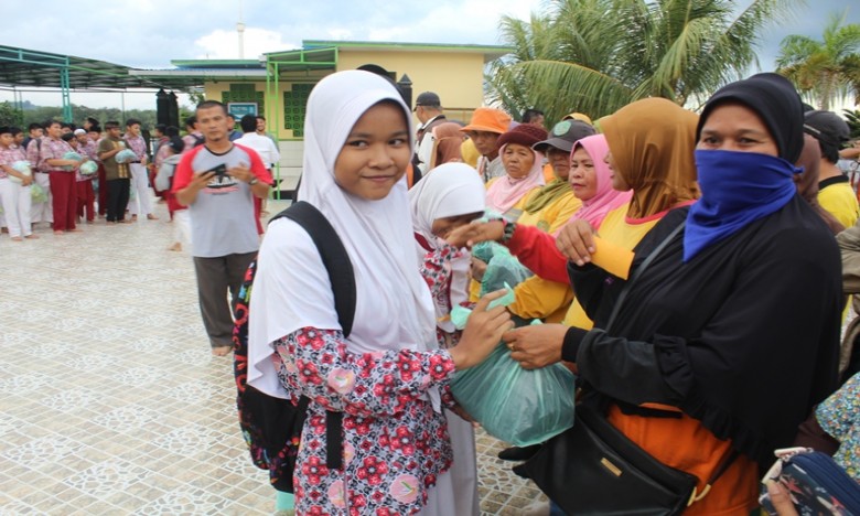 SDIT Nurul Ilmi Tenggarong Bagikan Sembako ke Petugas Kebersihan Jalanan
