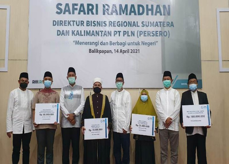 Safari Ramadhan, Direksi PLN Resmikan 20 Listrik Desa dan Salurkan Bantuan