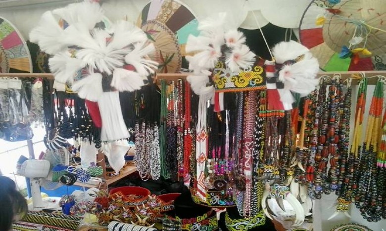 Kerajinan Khas Suku Dayak Tampil di Stand Erau Expo